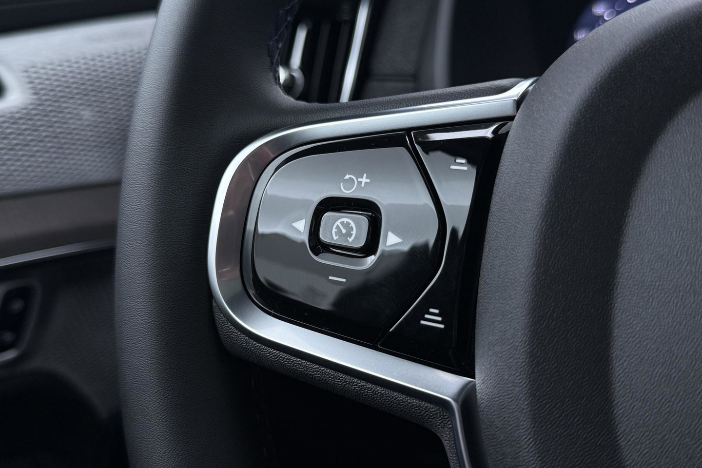 Volvo XC90 T8 Ultra Dark | Luchtvering | Bowers&Wilkins | 22 Inch | Panoramadak | Trekhaak | 360° Camera | Head-Up