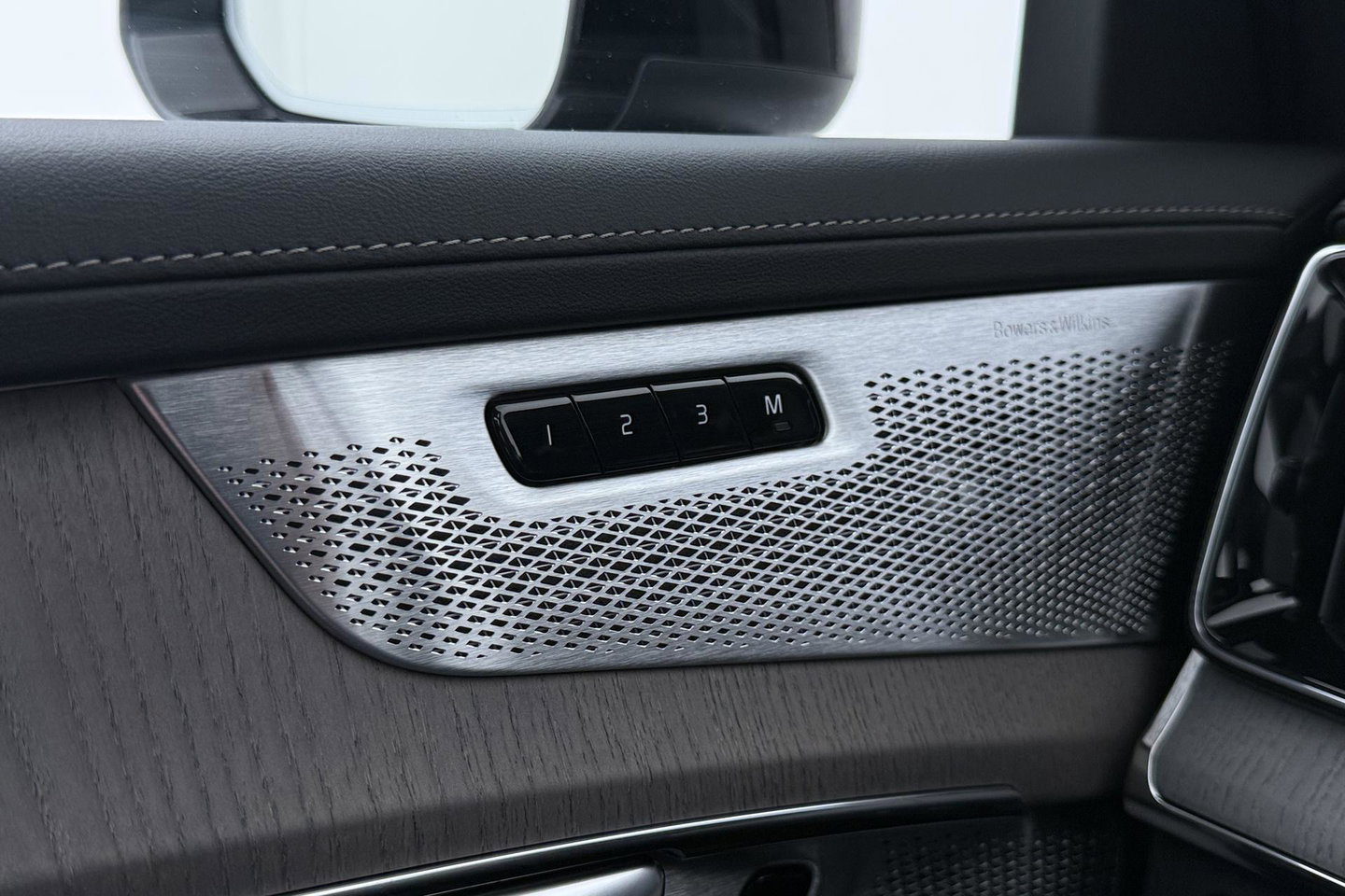 Volvo XC90 T8 Ultra Dark | Luchtvering | Bowers&Wilkins | 22 Inch | Panoramadak | Trekhaak | 360° Camera | Head-Up