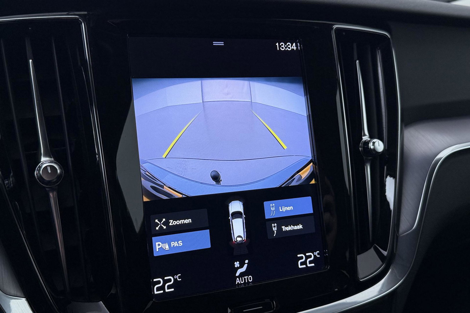 Volvo V60 2.0 B3 Momentum Advantage | Trekhaak | Camera | Cruise Control | Navigatie | Verwarmbare Voorruit | 19 Inch