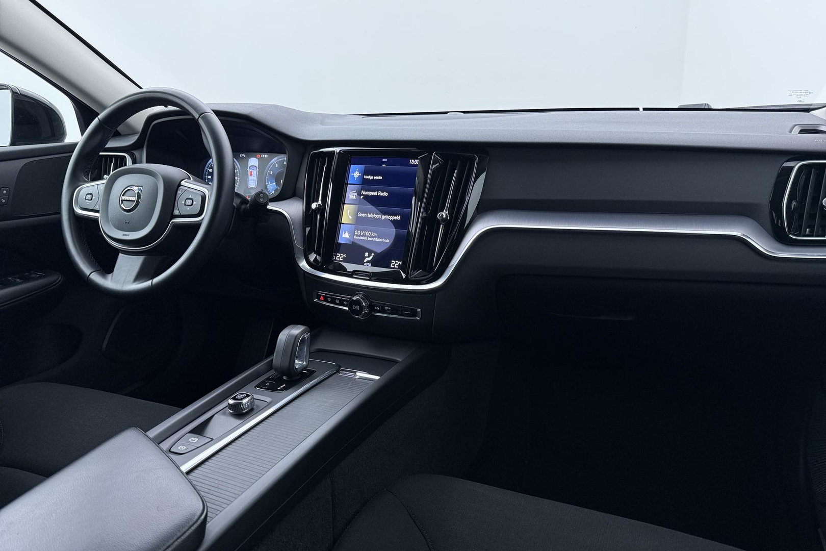 Volvo V60 2.0 B3 Momentum Advantage | Trekhaak | Camera | Cruise Control | Navigatie | Verwarmbare Voorruit | 19 Inch