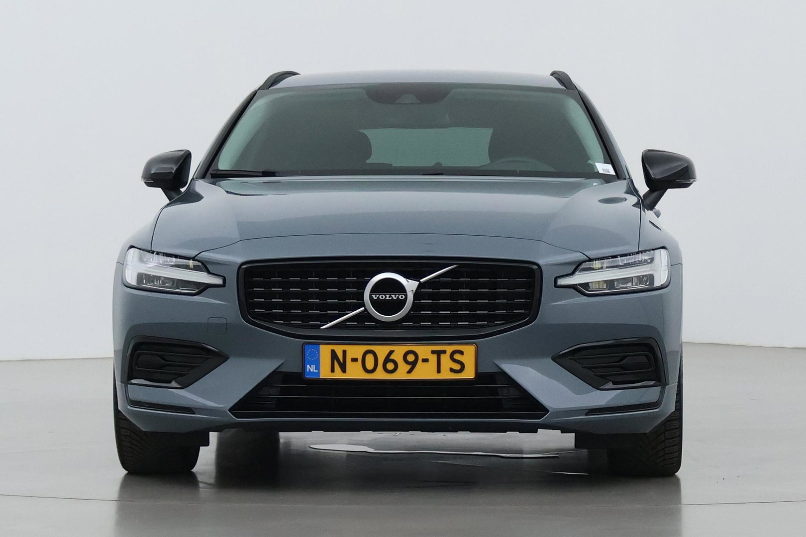 Volvo V60 2.0 B3 Momentum Advantage | Trekhaak | Camera | Cruise Control | Navigatie | Verwarmbare Voorruit | 19 Inch