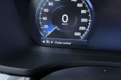 Volvo V60 2.0 B3 Momentum Advantage | Trekhaak | Camera | Cruise Control | Navigatie | Verwarmbare Voorruit | 19 Inch