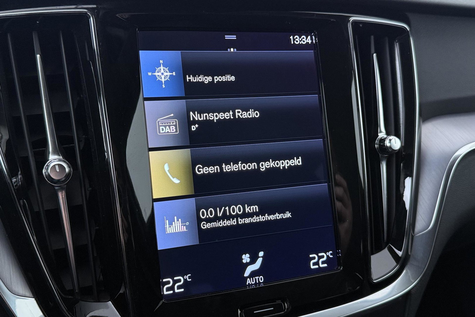 Volvo V60 2.0 B3 Momentum Advantage | Trekhaak | Camera | Cruise Control | Navigatie | Verwarmbare Voorruit | 19 Inch