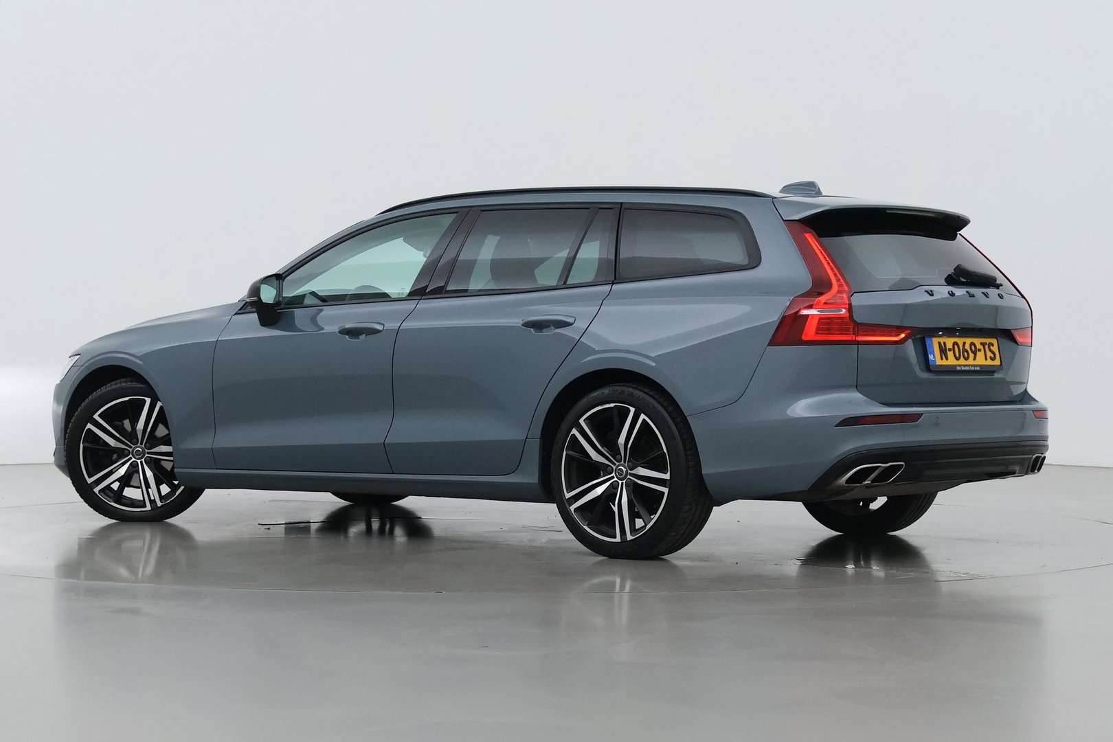 Volvo V60 2.0 B3 Momentum Advantage | Trekhaak | Camera | Cruise Control | Navigatie | Verwarmbare Voorruit | 19 Inch