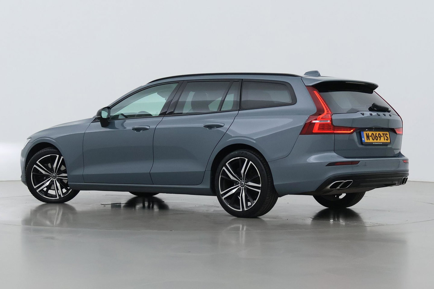 Volvo V60 2.0 B3 Momentum Advantage | Trekhaak | Camera | Cruise Control | Navigatie | Verwarmbare Voorruit | 19 Inch