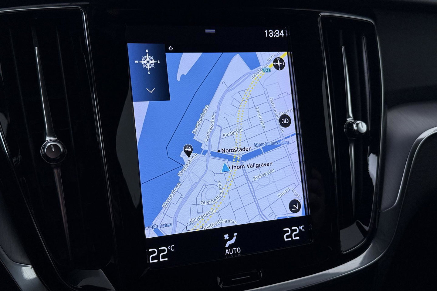 Volvo V60 2.0 B3 Momentum Advantage | Trekhaak | Camera | Cruise Control | Navigatie | Verwarmbare Voorruit | 19 Inch