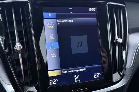 Volvo V60 2.0 B3 Momentum Advantage | Trekhaak | Camera | Cruise Control | Navigatie | Verwarmbare Voorruit | 19 Inch