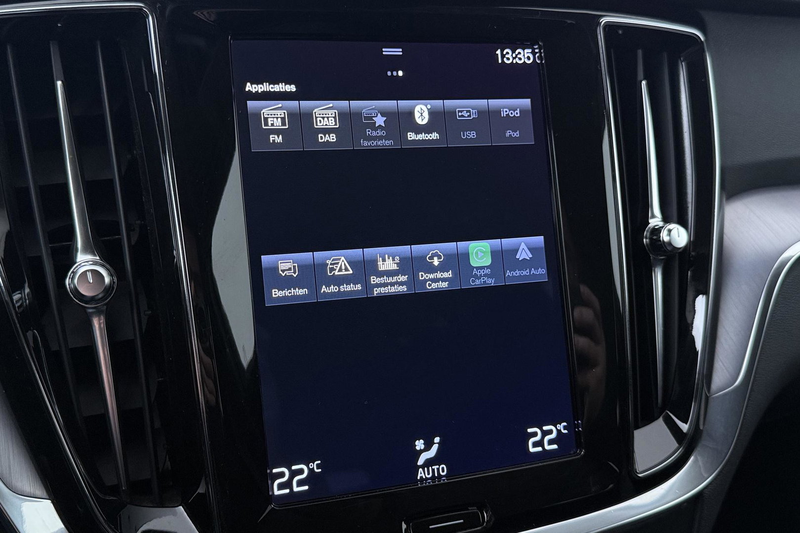 Volvo V60 2.0 B3 Momentum Advantage | Trekhaak | Camera | Cruise Control | Navigatie | Verwarmbare Voorruit | 19 Inch