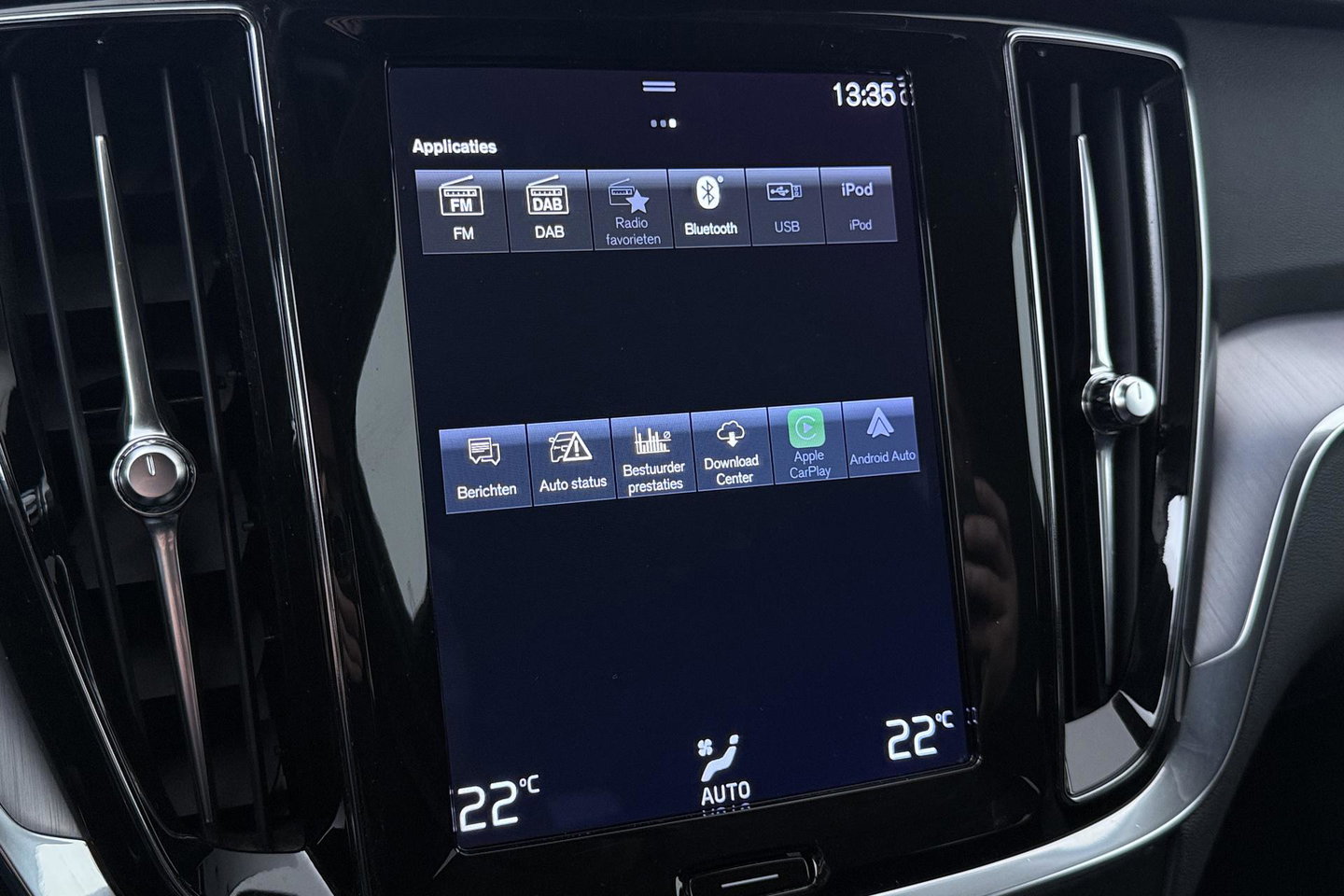 Volvo V60 2.0 B3 Momentum Advantage | Trekhaak | Camera | Cruise Control | Navigatie | Verwarmbare Voorruit | 19 Inch