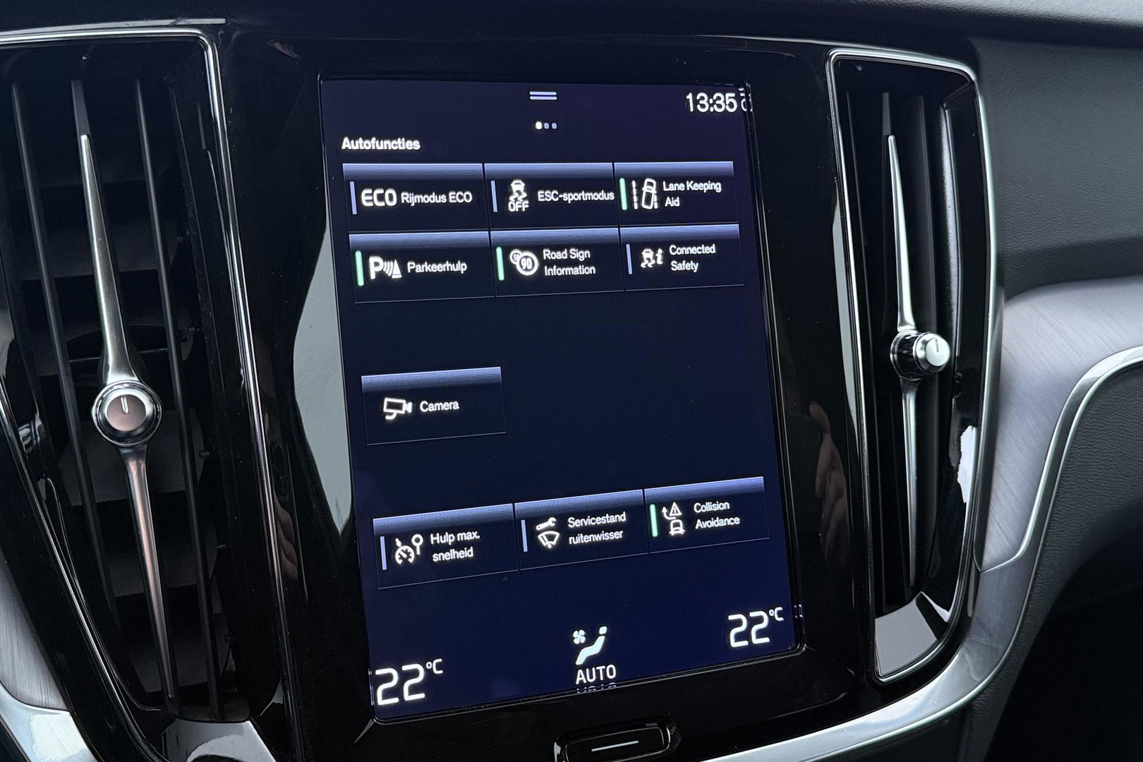 Volvo V60 2.0 B3 Momentum Advantage | Trekhaak | Camera | Cruise Control | Navigatie | Verwarmbare Voorruit | 19 Inch