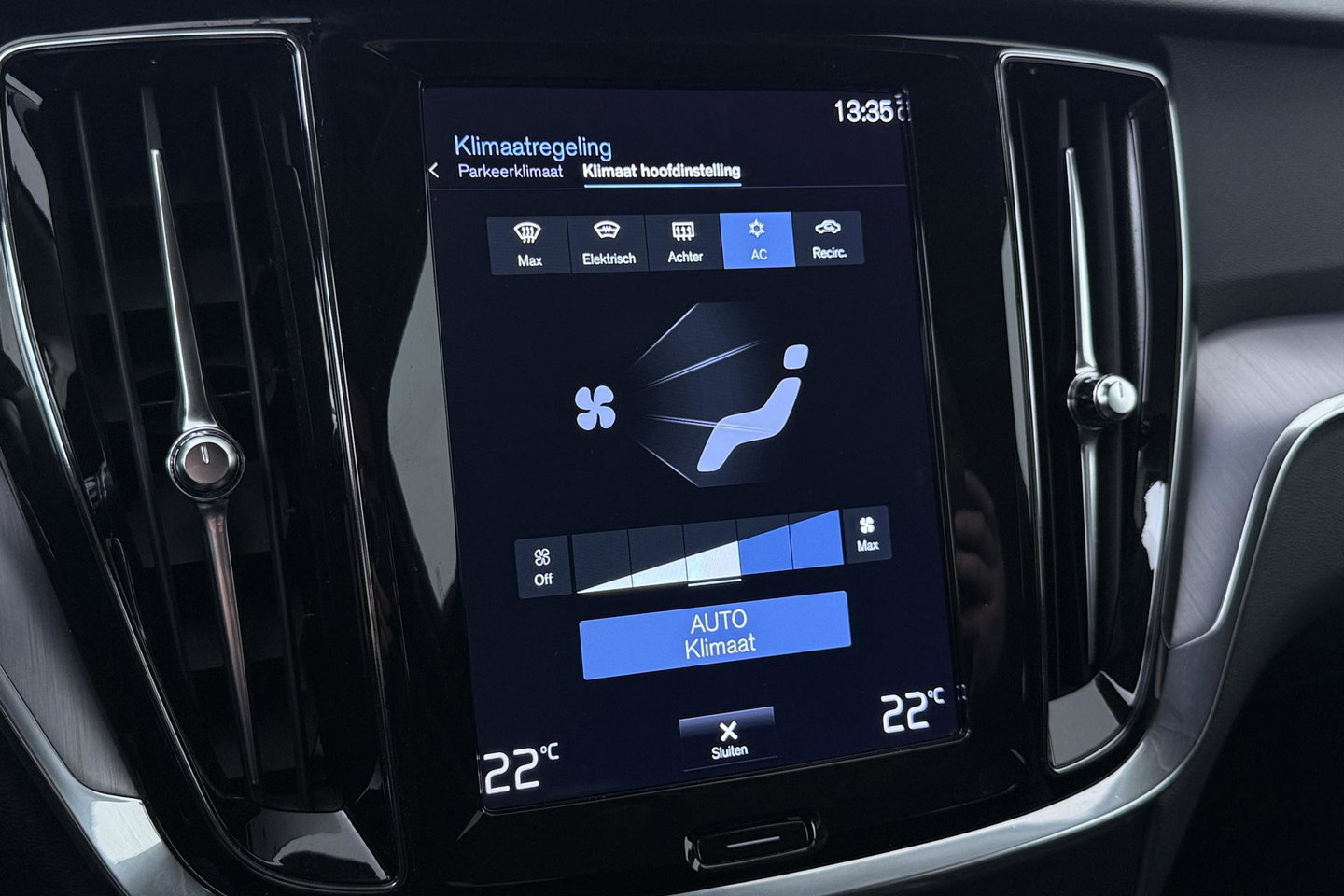 Volvo V60 2.0 B3 Momentum Advantage | Trekhaak | Camera | Cruise Control | Navigatie | Verwarmbare Voorruit | 19 Inch