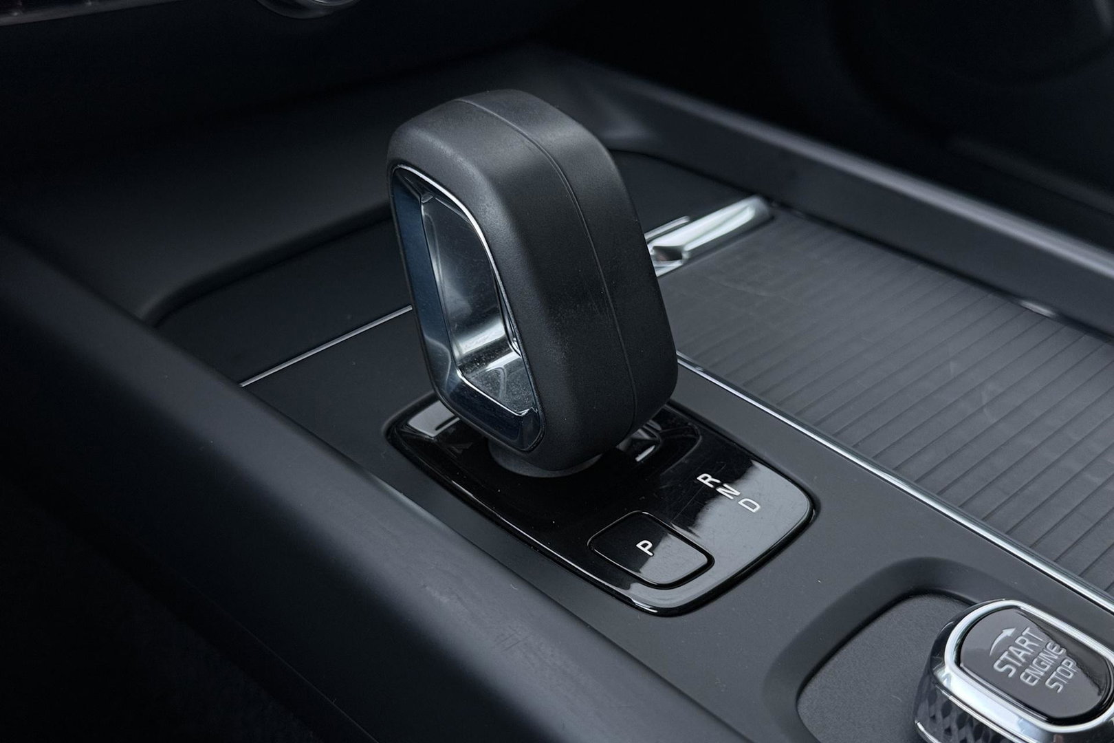 Volvo V60 2.0 B3 Momentum Advantage | Trekhaak | Camera | Cruise Control | Navigatie | Verwarmbare Voorruit | 19 Inch