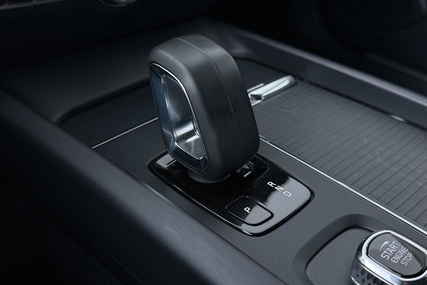 Volvo V60 2.0 B3 Momentum Advantage | Trekhaak | Camera | Cruise Control | Navigatie | Verwarmbare Voorruit | 19 Inch
