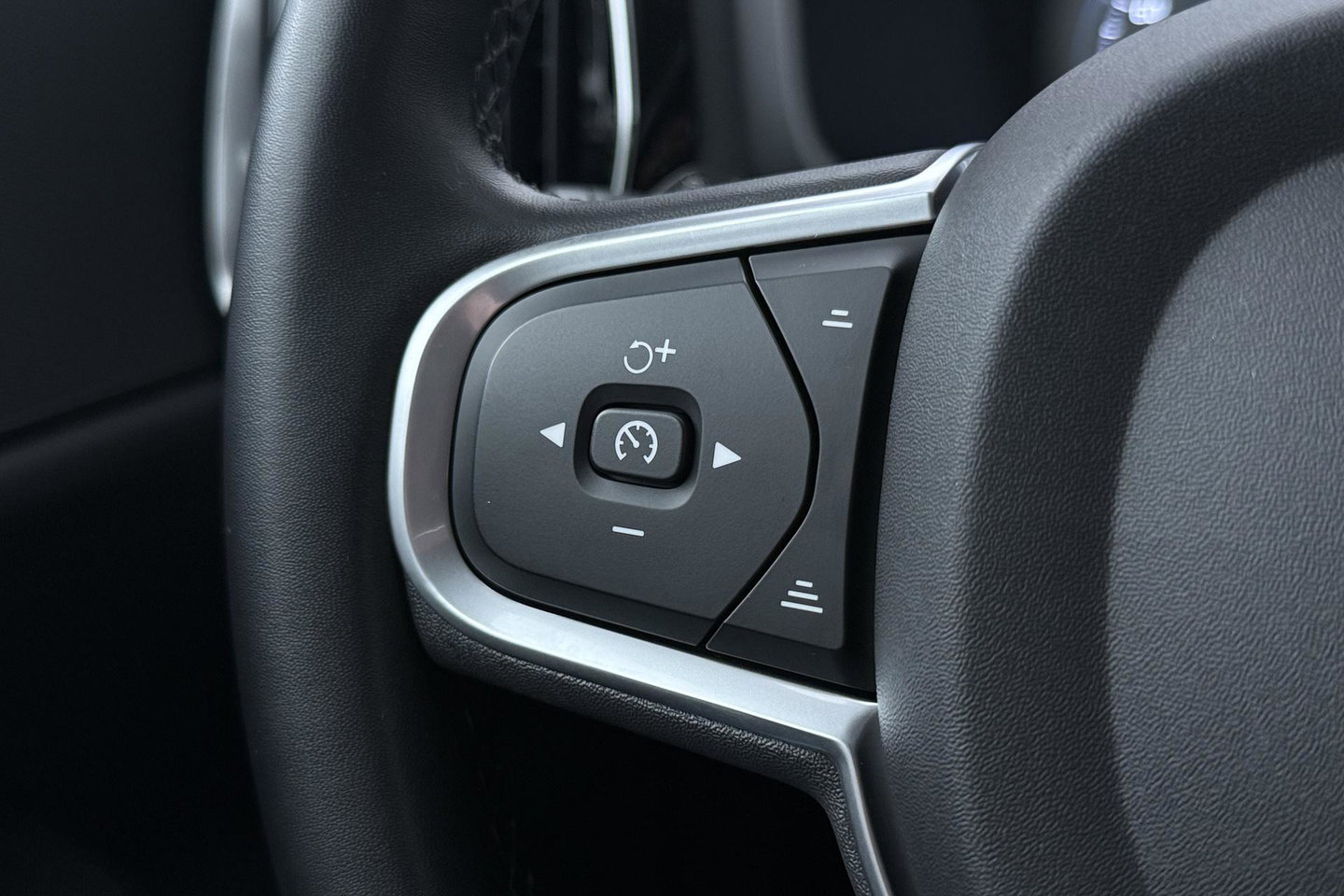 Volvo V60 2.0 B3 Momentum Advantage | Trekhaak | Camera | Cruise Control | Navigatie | Verwarmbare Voorruit | 19 Inch