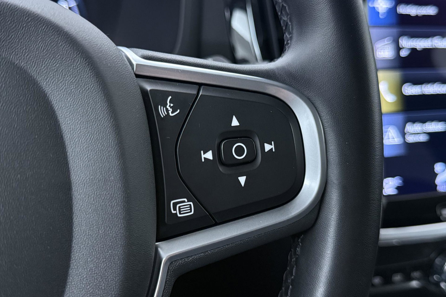 Volvo V60 2.0 B3 Momentum Advantage | Trekhaak | Camera | Cruise Control | Navigatie | Verwarmbare Voorruit | 19 Inch