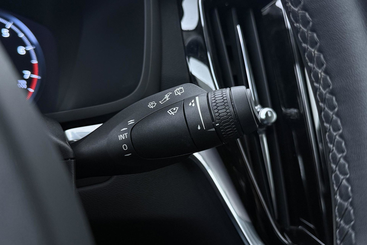 Volvo V60 2.0 B3 Momentum Advantage | Trekhaak | Camera | Cruise Control | Navigatie | Verwarmbare Voorruit | 19 Inch