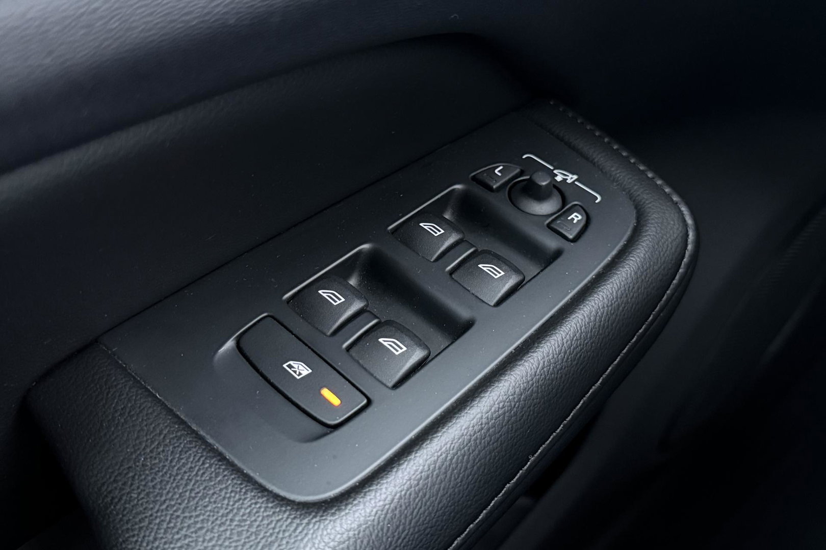 Volvo V60 2.0 B3 Momentum Advantage | Trekhaak | Camera | Cruise Control | Navigatie | Verwarmbare Voorruit | 19 Inch