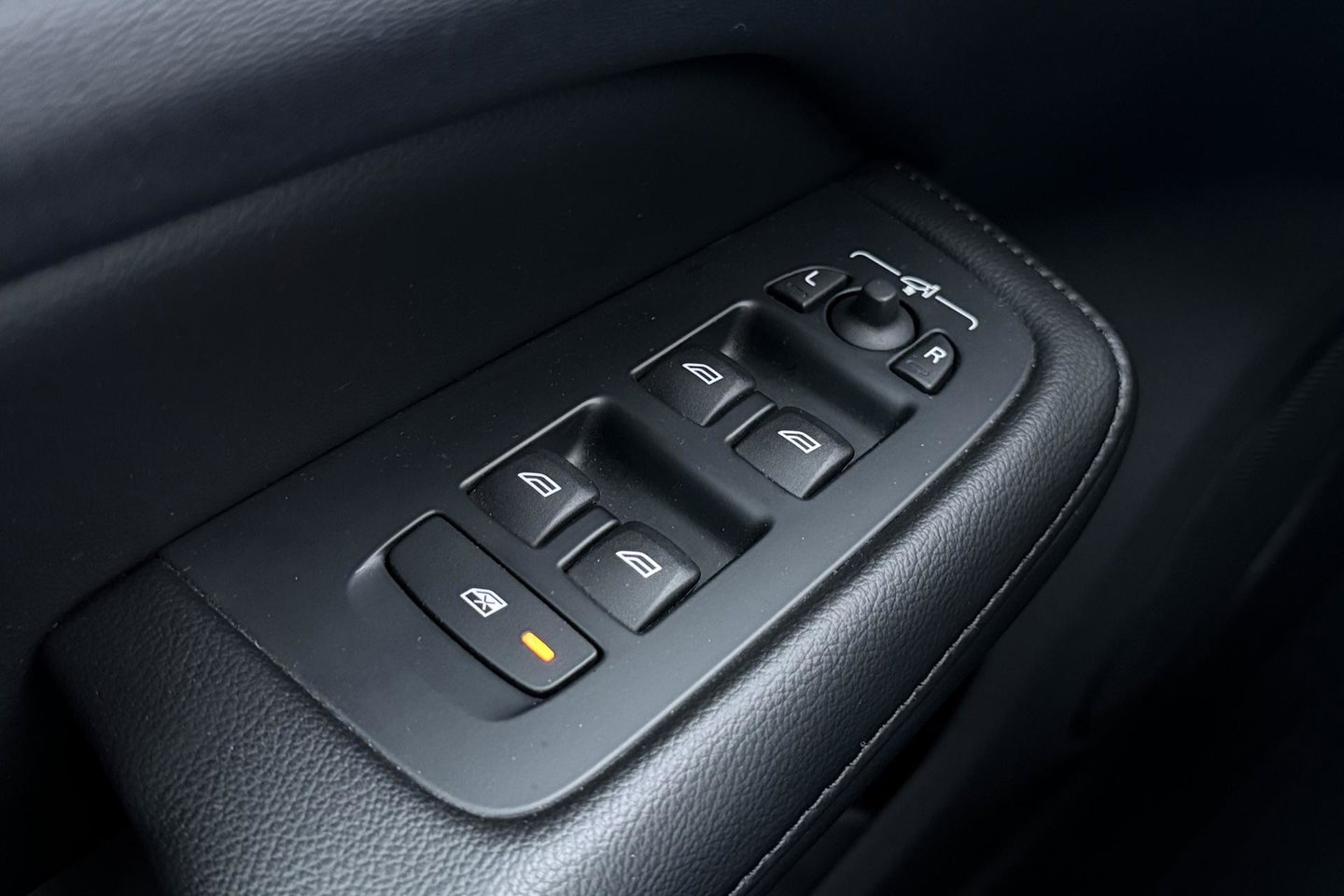 Volvo V60 2.0 B3 Momentum Advantage | Trekhaak | Camera | Cruise Control | Navigatie | Verwarmbare Voorruit | 19 Inch