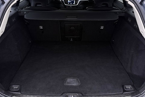 Volvo V60 2.0 B3 Momentum Advantage | Trekhaak | Camera | Cruise Control | Navigatie | Verwarmbare Voorruit | 19 Inch