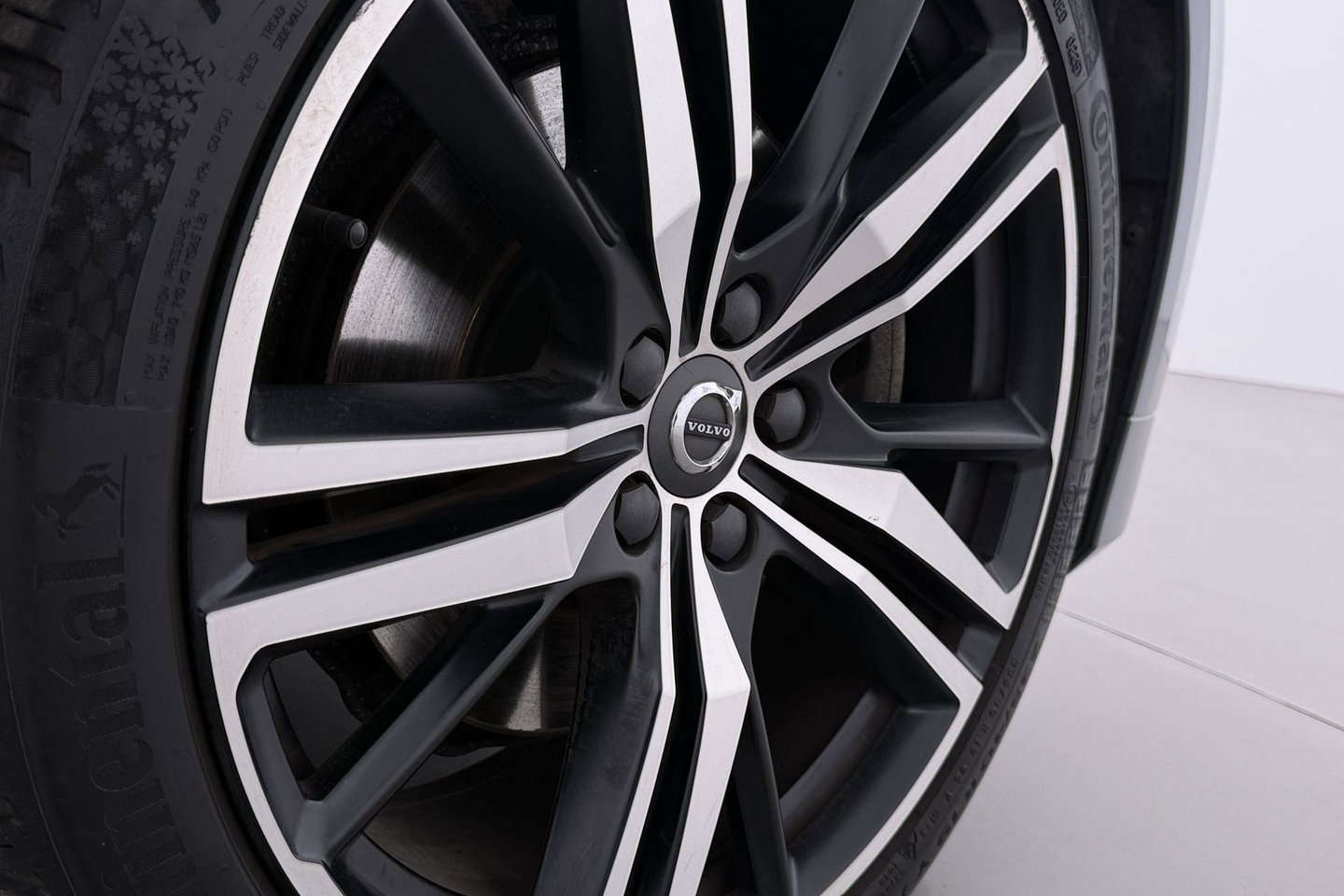 Volvo V60 2.0 B3 Momentum Advantage | Trekhaak | Camera | Cruise Control | Navigatie | Verwarmbare Voorruit | 19 Inch
