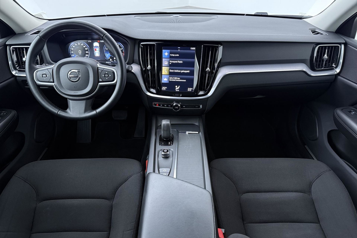 Volvo V60 2.0 B3 Momentum Advantage | Trekhaak | Camera | Cruise Control | Navigatie | Verwarmbare Voorruit | 19 Inch