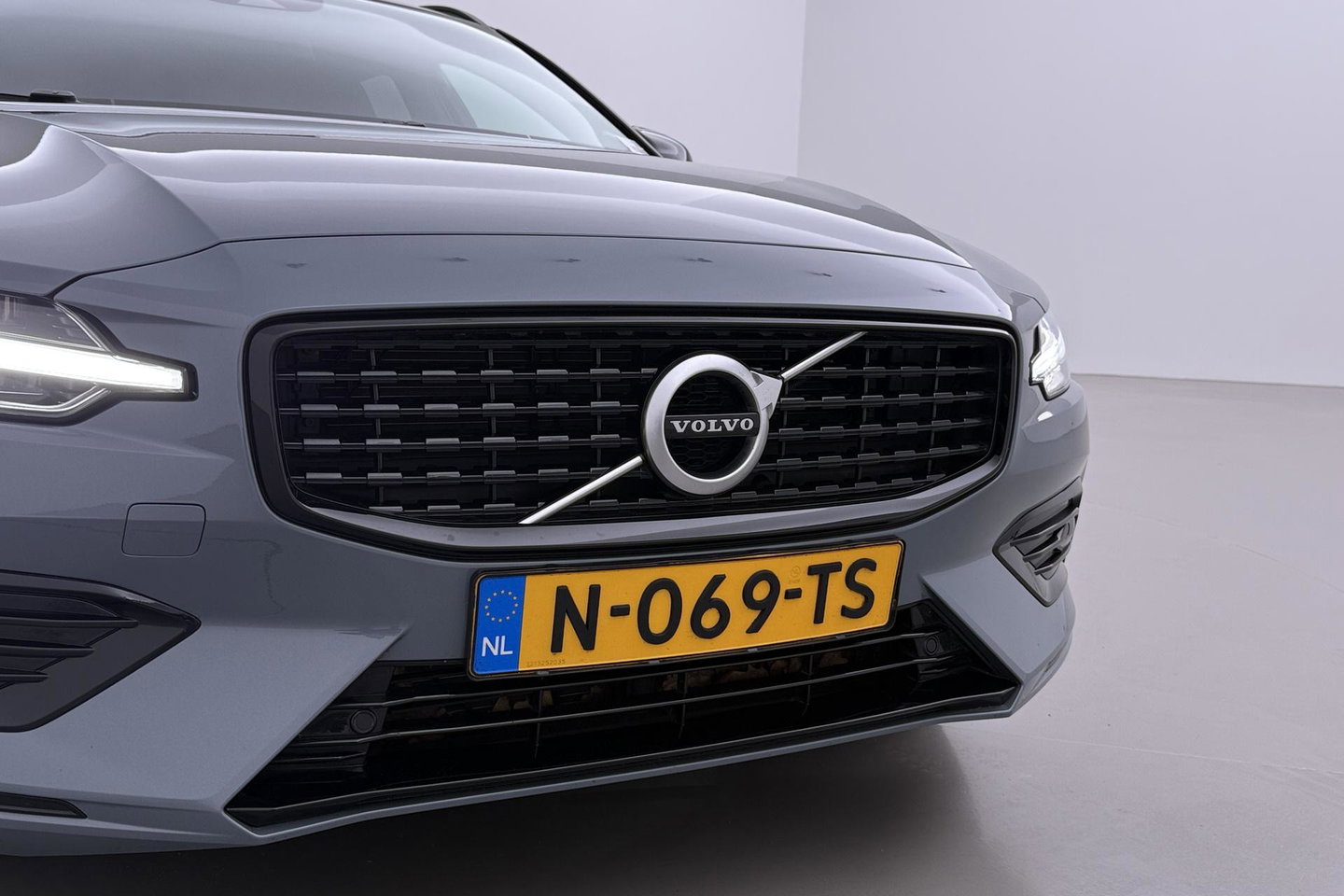 Volvo V60 2.0 B3 Momentum Advantage | Trekhaak | Camera | Cruise Control | Navigatie | Verwarmbare Voorruit | 19 Inch