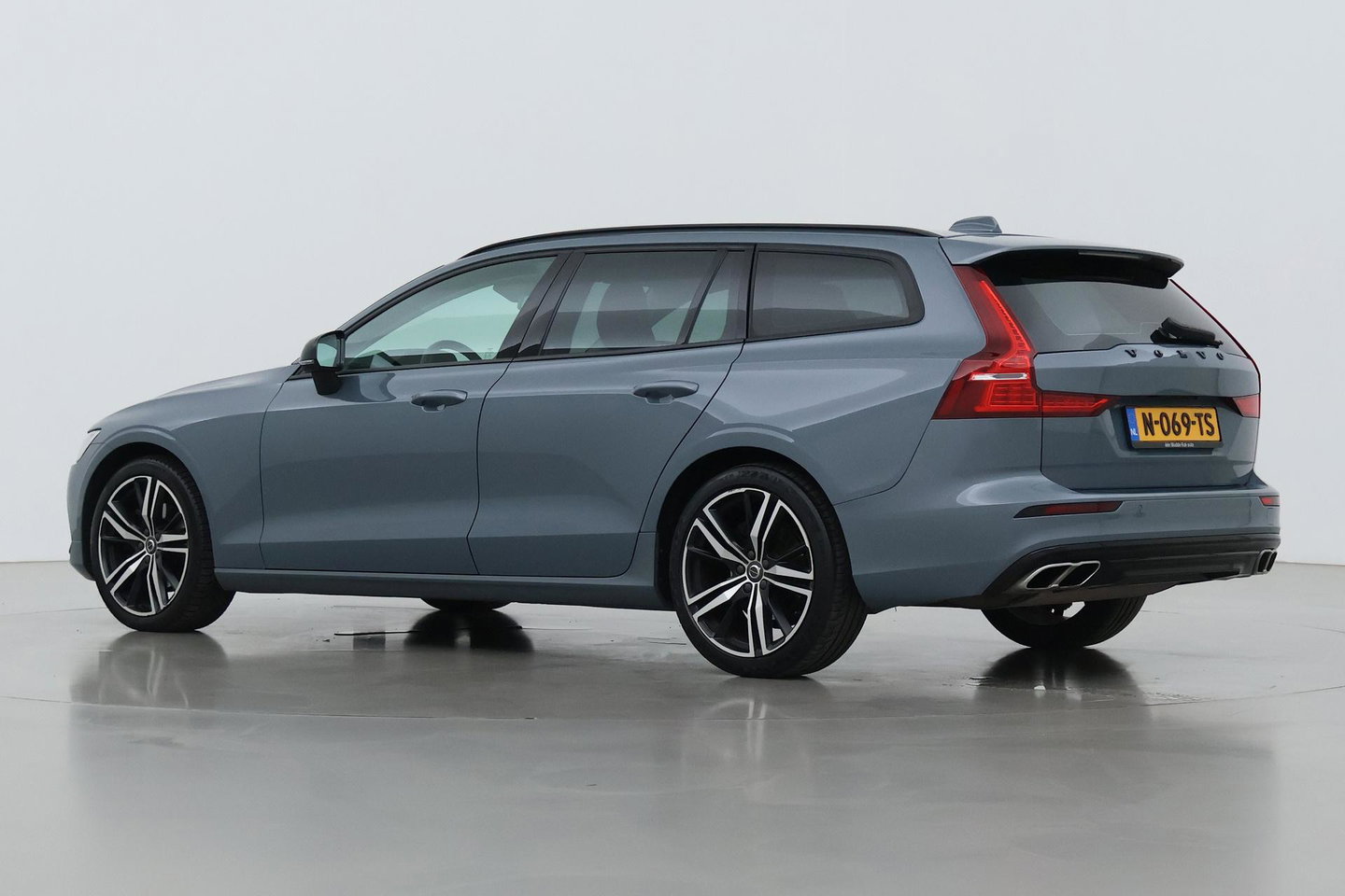 Volvo V60 2.0 B3 Momentum Advantage | Trekhaak | Camera | Cruise Control | Navigatie | Verwarmbare Voorruit | 19 Inch
