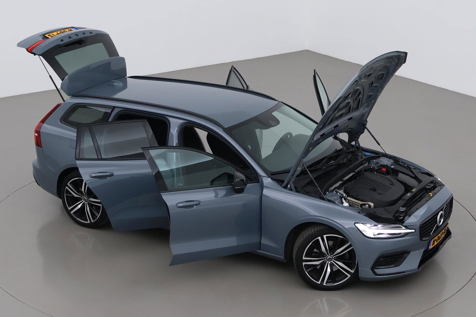 Volvo V60 2.0 B3 Momentum Advantage | Trekhaak | Camera | Cruise Control | Navigatie | Verwarmbare Voorruit | 19 Inch