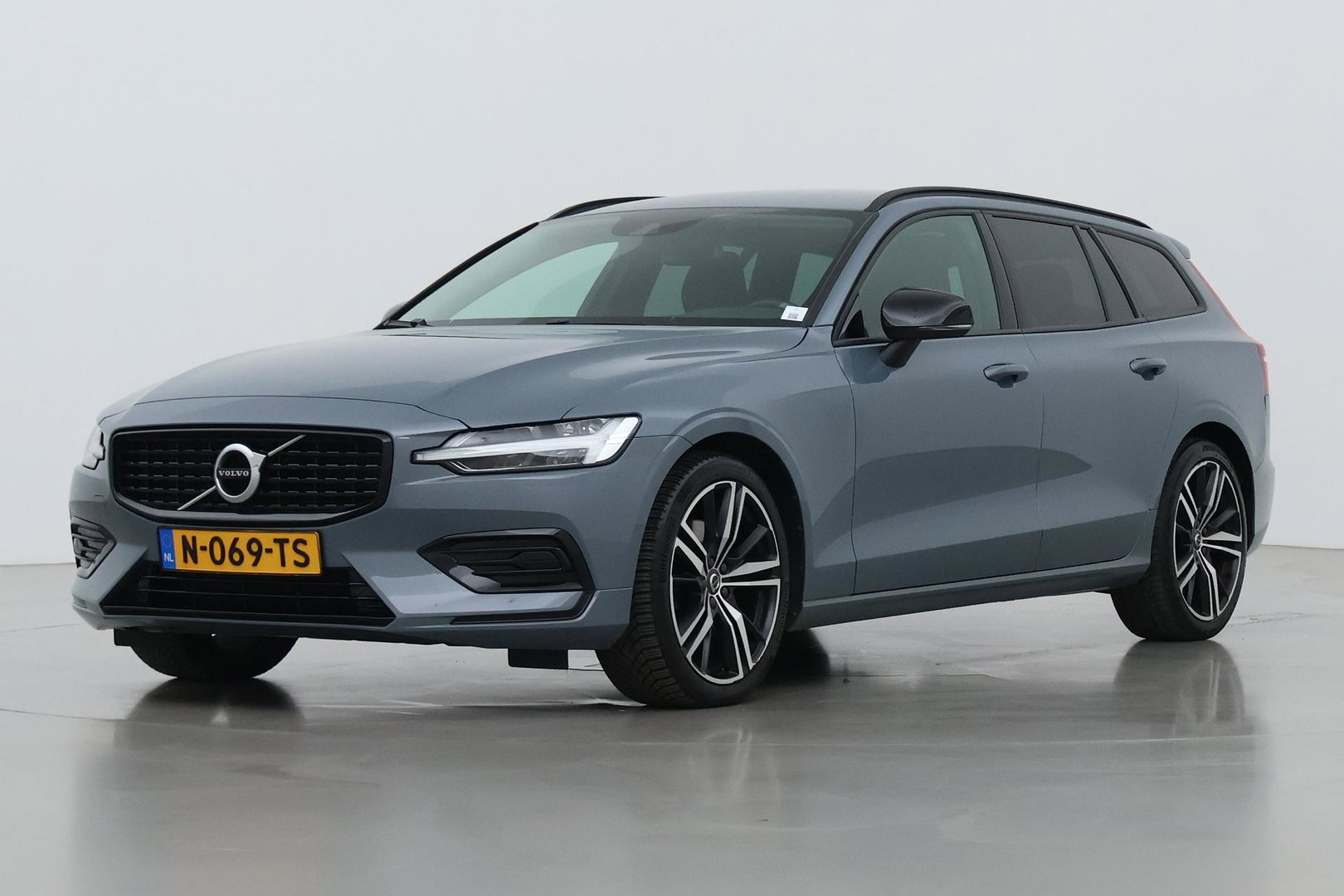 Volvo V60 2.0 B3 Momentum Advantage | Trekhaak | Camera | Cruise Control | Navigatie | Verwarmbare Voorruit | 19 Inch