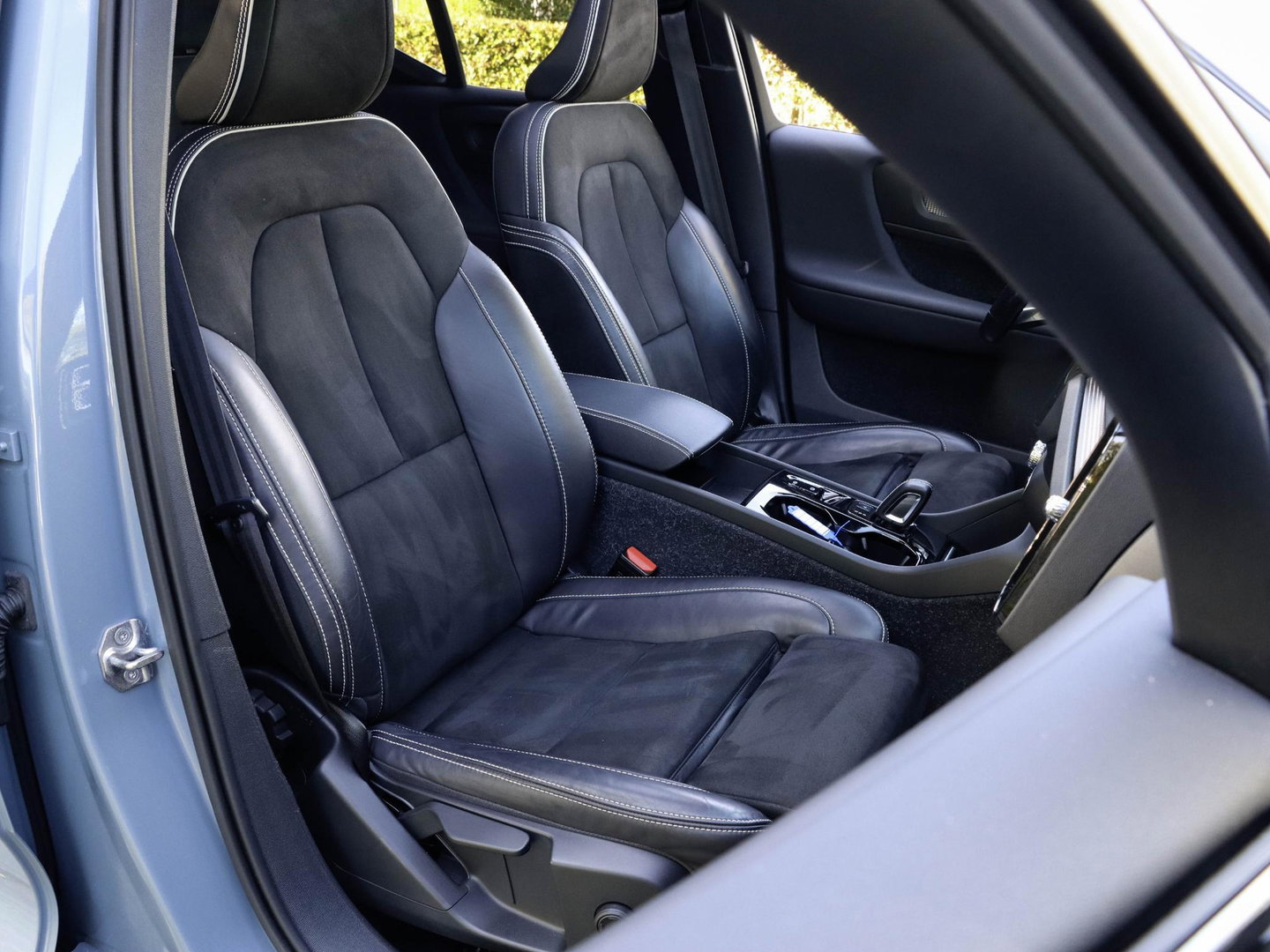 Volvo XC40 T5 Recharge R-Design 262PK Panoramadak Harman Kardon Trekhaak 1e eig. Volvo dealeronderhouden!