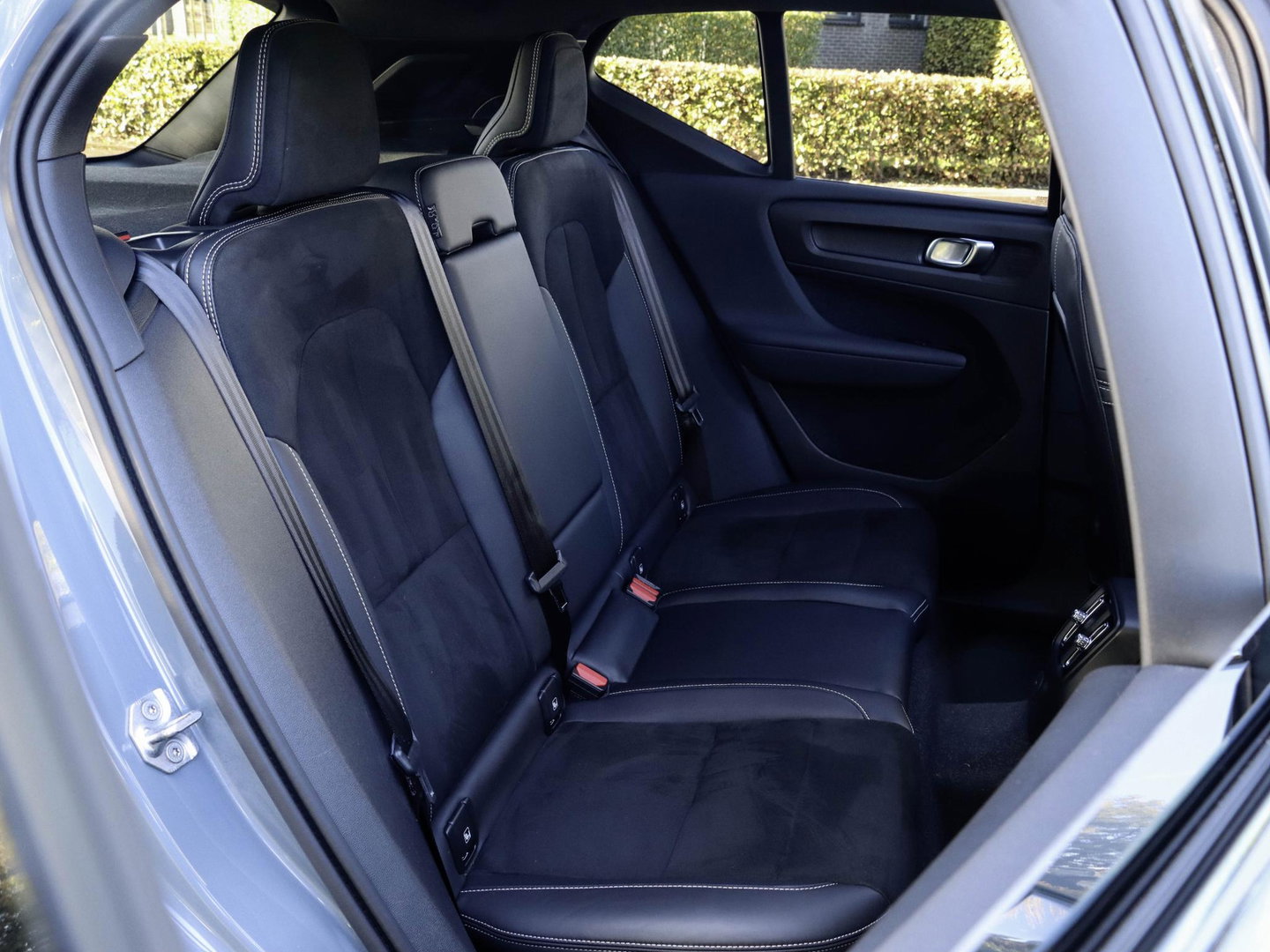 Volvo XC40 T5 Recharge R-Design 262PK Panoramadak Harman Kardon Trekhaak 1e eig. Volvo dealeronderhouden!