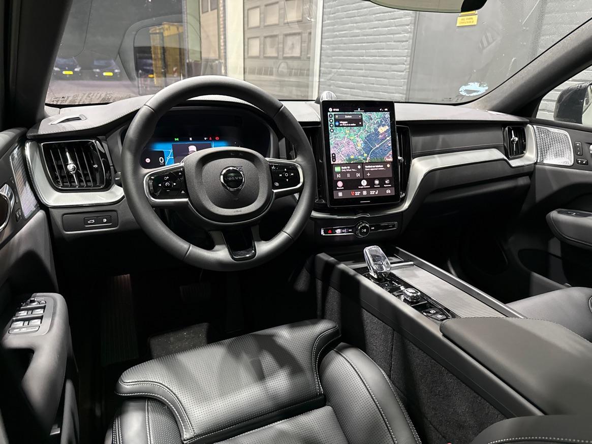Volvo XC60 T6 Ultra Black Edition | Luchtvering  | 22 Inch | Stoelventilatie | Bowers&Wilkins | Trekhaak | 360° Camera |