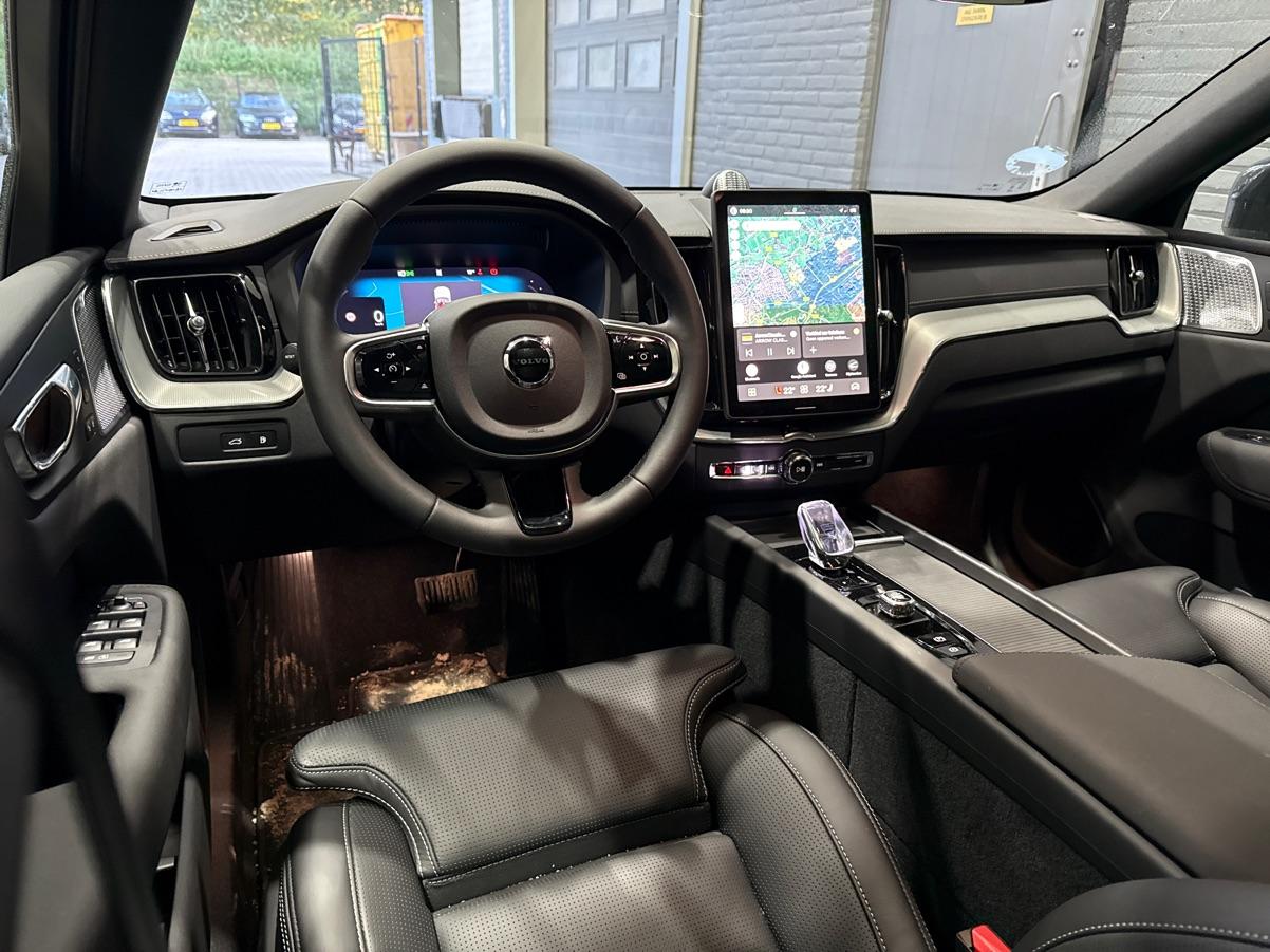 Volvo XC60 T6 Ultra Black Edition | 22 Inch | Bowers&Wilkins | Luchtvering | Trekhaak | 360° Camera | Stoelventilatie