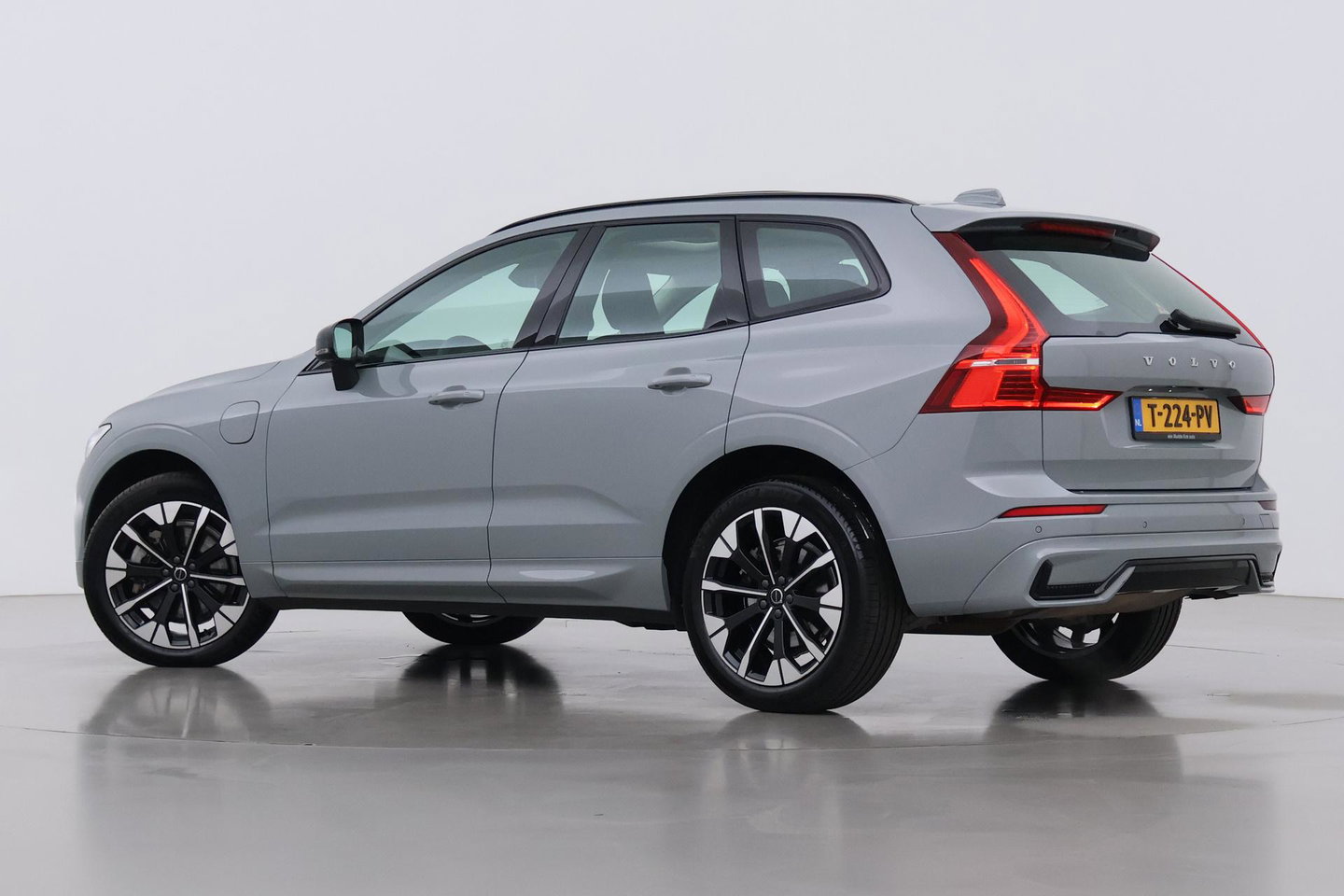 Volvo XC60 T6 Plus Dark | Panoramadak | Trekhaak | ACC | Pilot Assist | Memory | Stoel+Stuurverwarming | Keyless | Camera