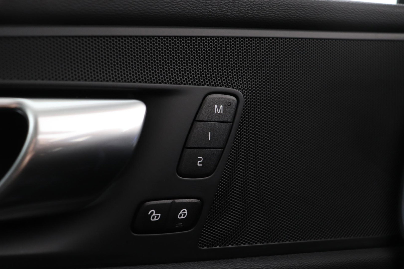 Volvo XC60 T6 Plus Dark | Panoramadak | Trekhaak | ACC | Pilot Assist | Memory | Stoel+Stuurverwarming | Keyless | Camera
