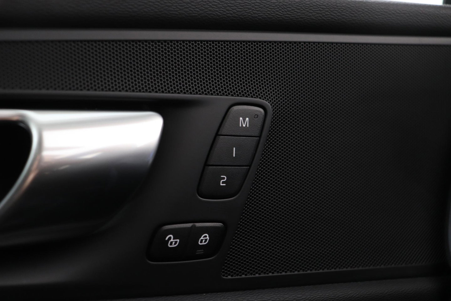 Volvo XC60 T6 Plus Dark | Panoramadak | Trekhaak | ACC | Pilot Assist | Memory | Stoel+Stuurverwarming | Keyless | Camera