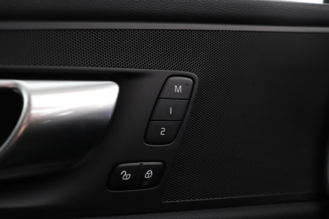 Volvo XC60 T6 Plus Dark | Panoramadak | Trekhaak | ACC | Pilot Assist | Memory | Stoel+Stuurverwarming | Keyless | Camera