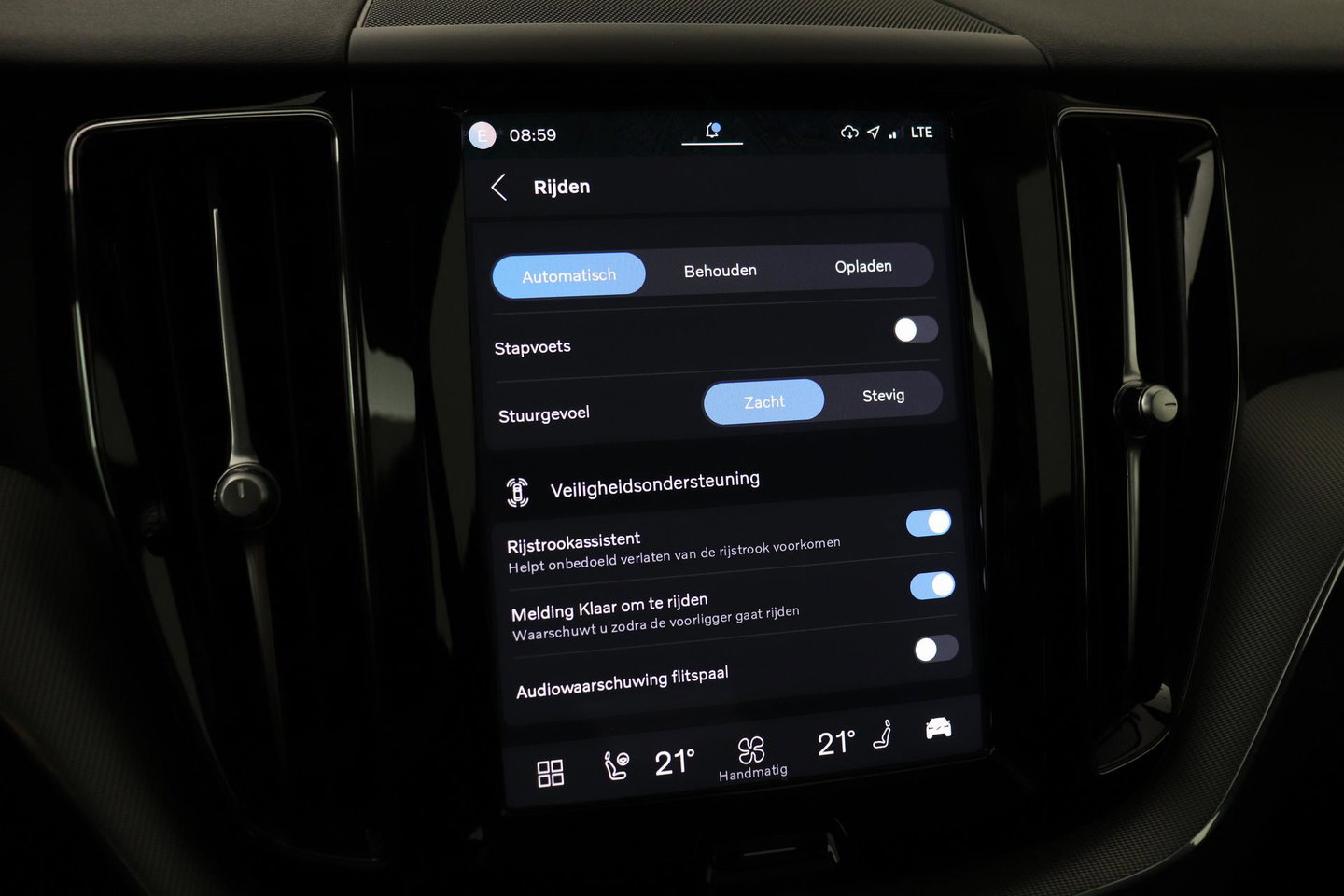 Volvo XC60 T6 Plus Dark | Panoramadak | Trekhaak | ACC | Pilot Assist | Memory | Stoel+Stuurverwarming | Keyless | Camera