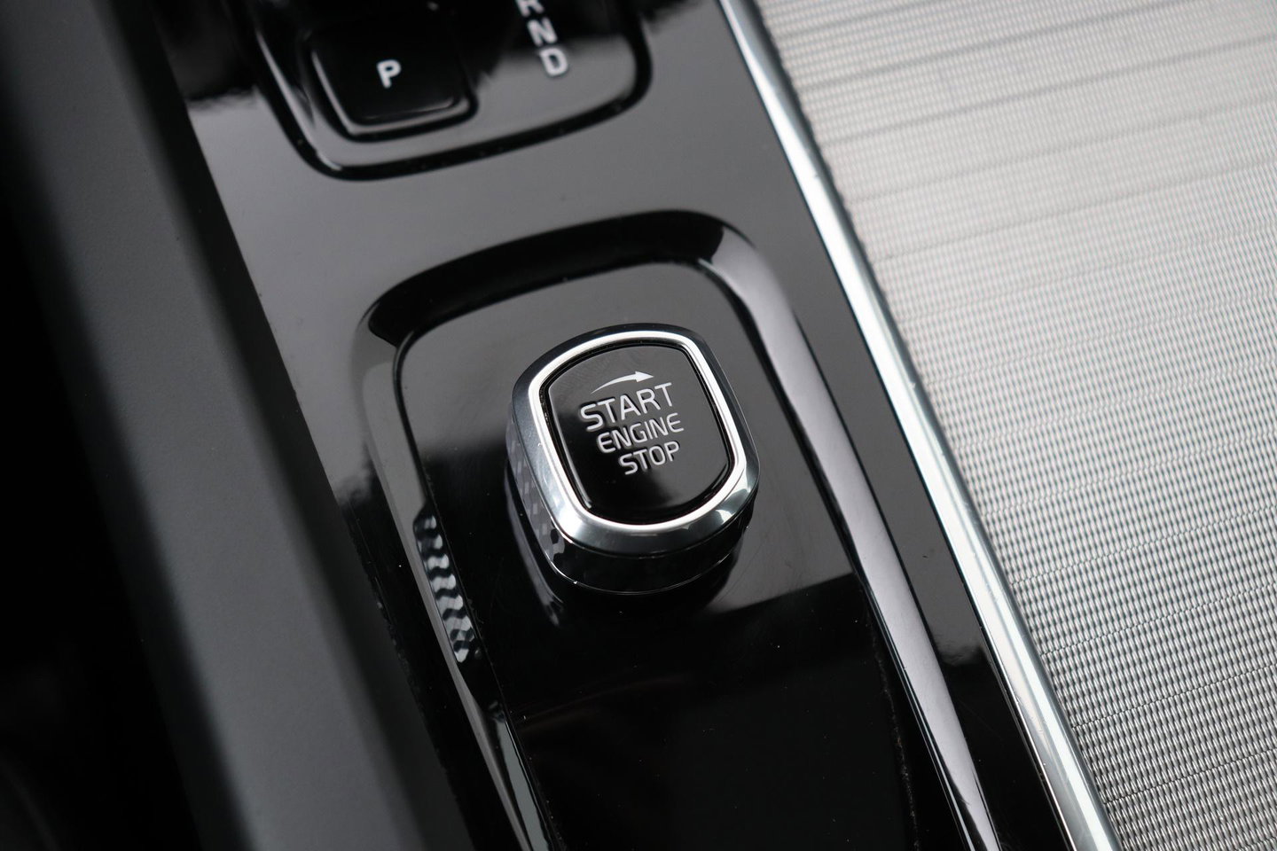 Volvo XC60 T6 Plus Dark | Panoramadak | Trekhaak | ACC | Pilot Assist | Memory | Stoel+Stuurverwarming | Keyless | Camera