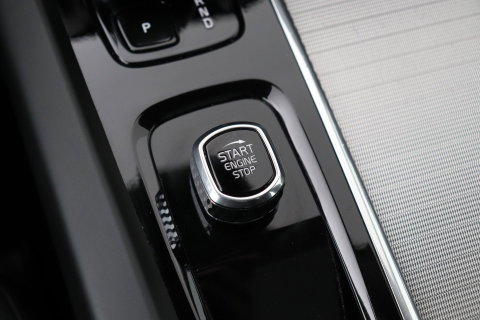 Volvo XC60 T6 Plus Dark | Panoramadak | Trekhaak | ACC | Pilot Assist | Memory | Stoel+Stuurverwarming | Keyless | Camera