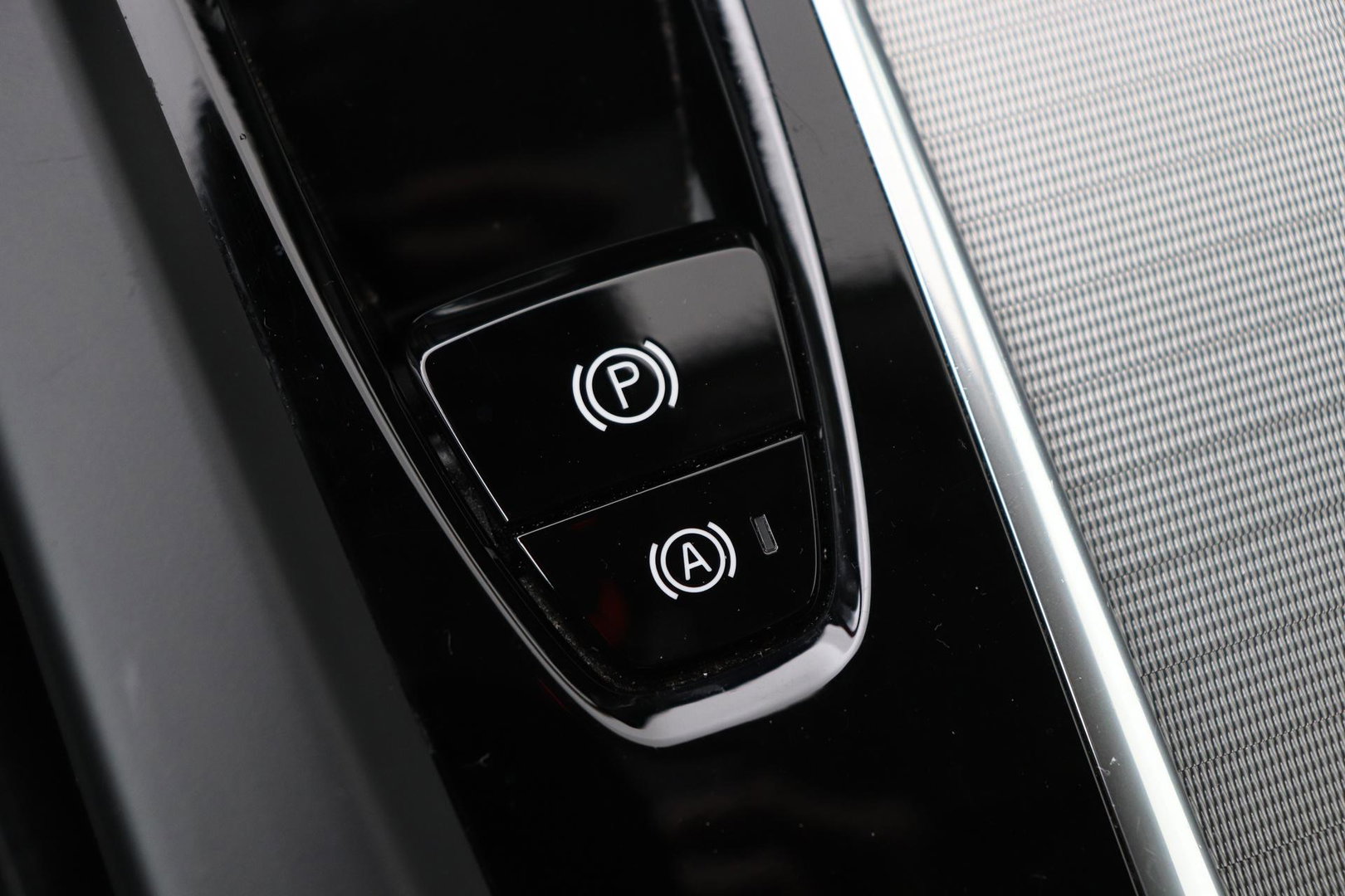 Volvo XC60 T6 Plus Dark | Panoramadak | Trekhaak | ACC | Pilot Assist | Memory | Stoel+Stuurverwarming | Keyless | Camera