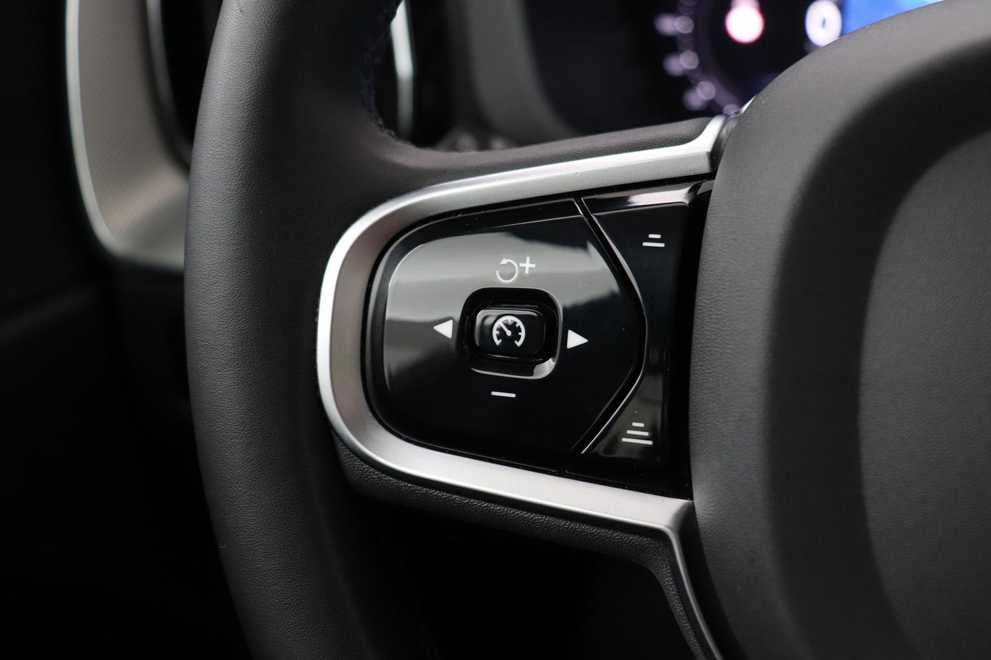 Volvo XC60 T6 Plus Dark | Panoramadak | Trekhaak | ACC | Pilot Assist | Memory | Stoel+Stuurverwarming | Keyless | Camera
