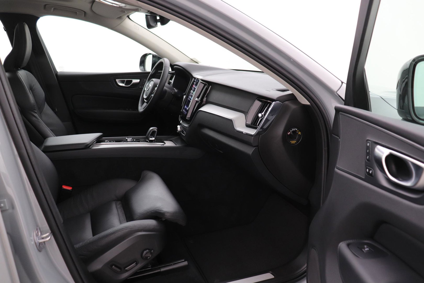 Volvo XC60 T6 Plus Dark | Panoramadak | Trekhaak | ACC | Pilot Assist | Memory | Stoel+Stuurverwarming | Keyless | Camera
