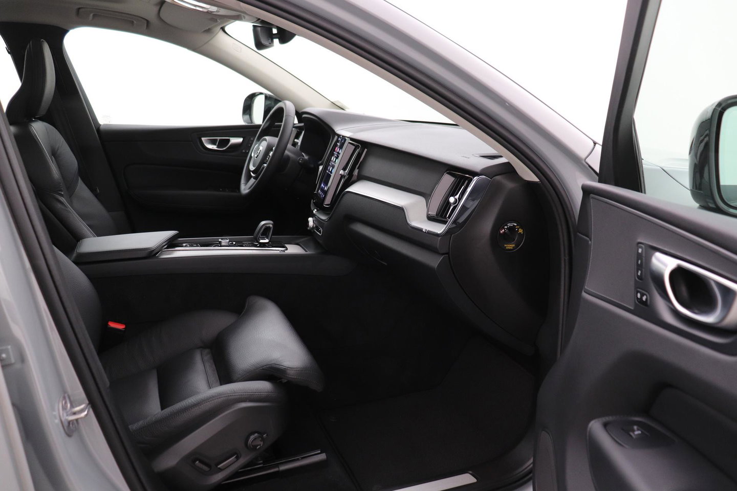 Volvo XC60 T6 Plus Dark | Panoramadak | Trekhaak | ACC | Pilot Assist | Memory | Stoel+Stuurverwarming | Keyless | Camera