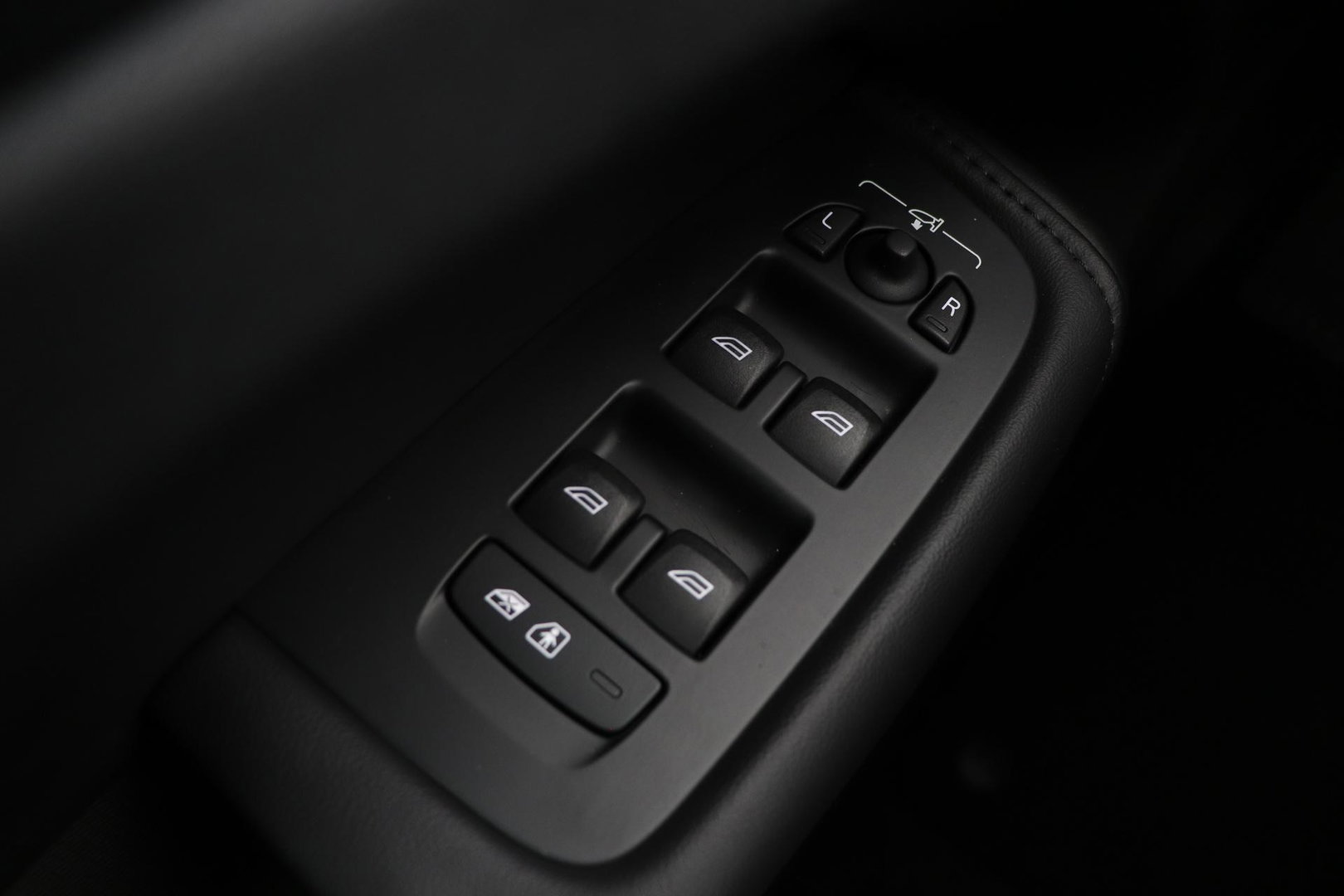 Volvo XC60 T6 Plus Dark | Panoramadak | Trekhaak | ACC | Pilot Assist | Memory | Stoel+Stuurverwarming | Keyless | Camera