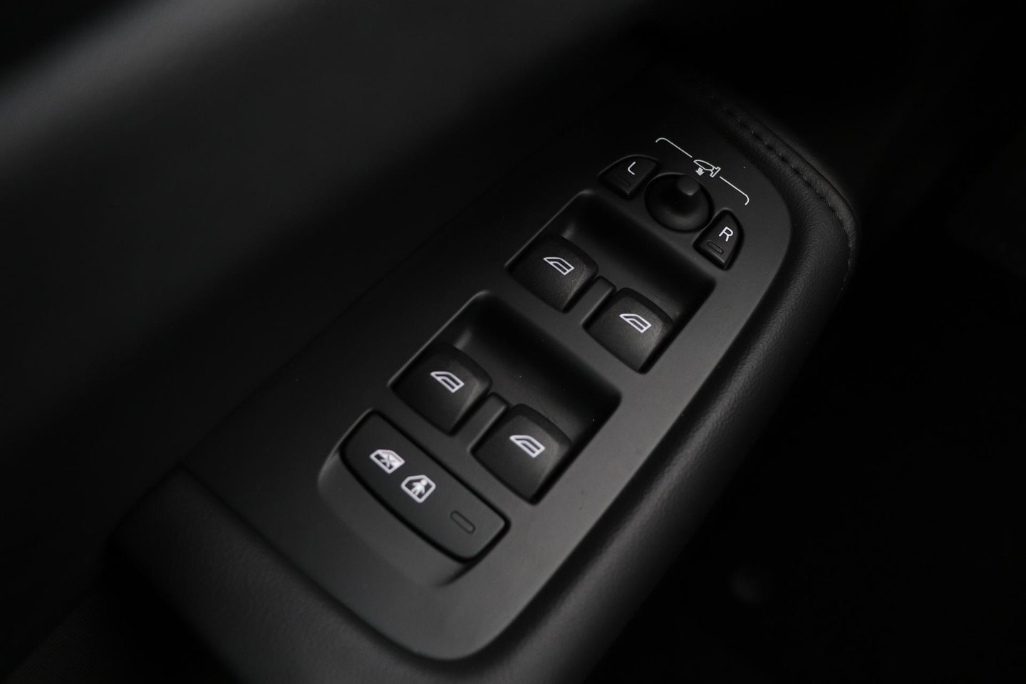 Volvo XC60 T6 Plus Dark | Panoramadak | Trekhaak | ACC | Pilot Assist | Memory | Stoel+Stuurverwarming | Keyless | Camera