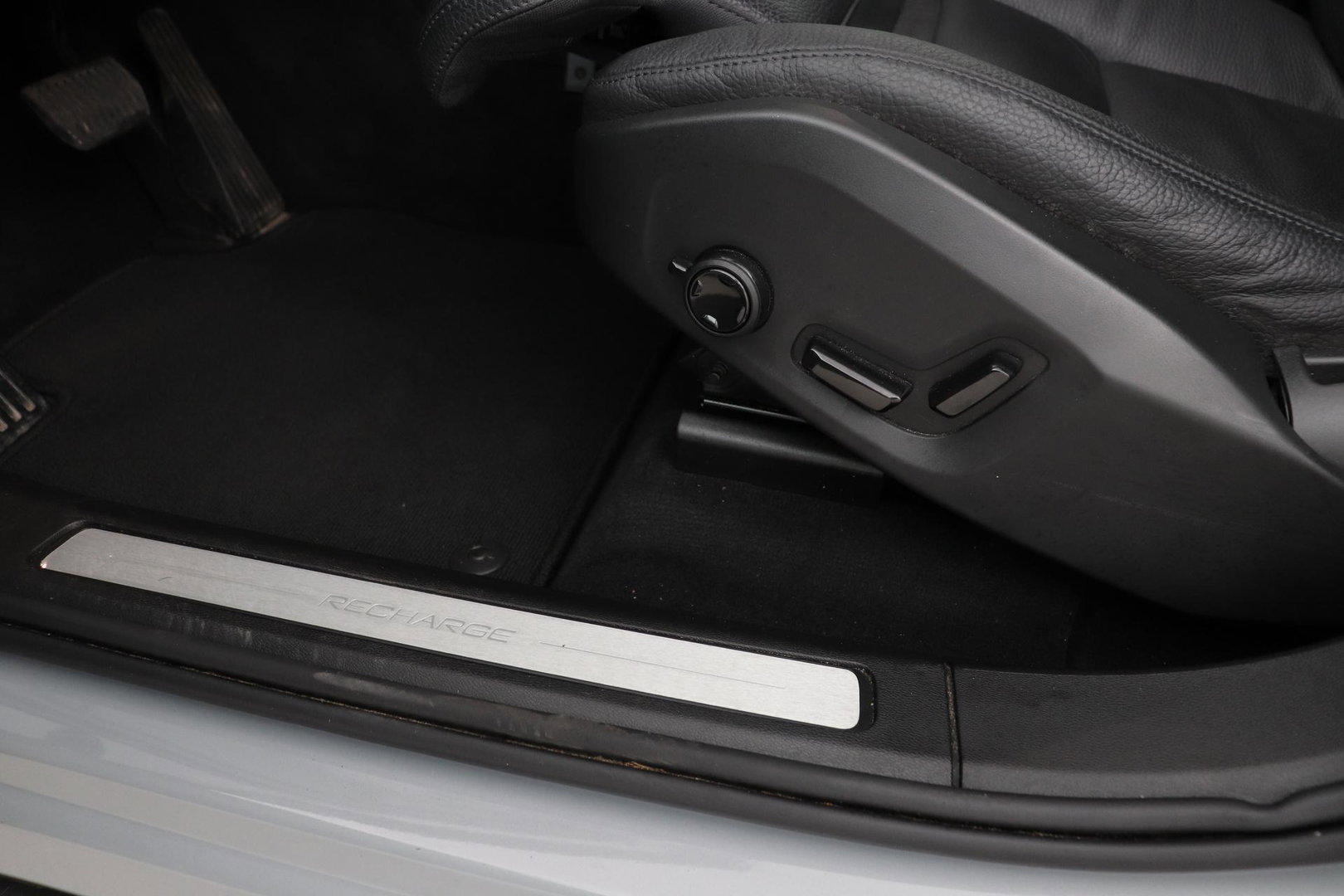 Volvo XC60 T6 Plus Dark | Panoramadak | Trekhaak | ACC | Pilot Assist | Memory | Stoel+Stuurverwarming | Keyless | Camera