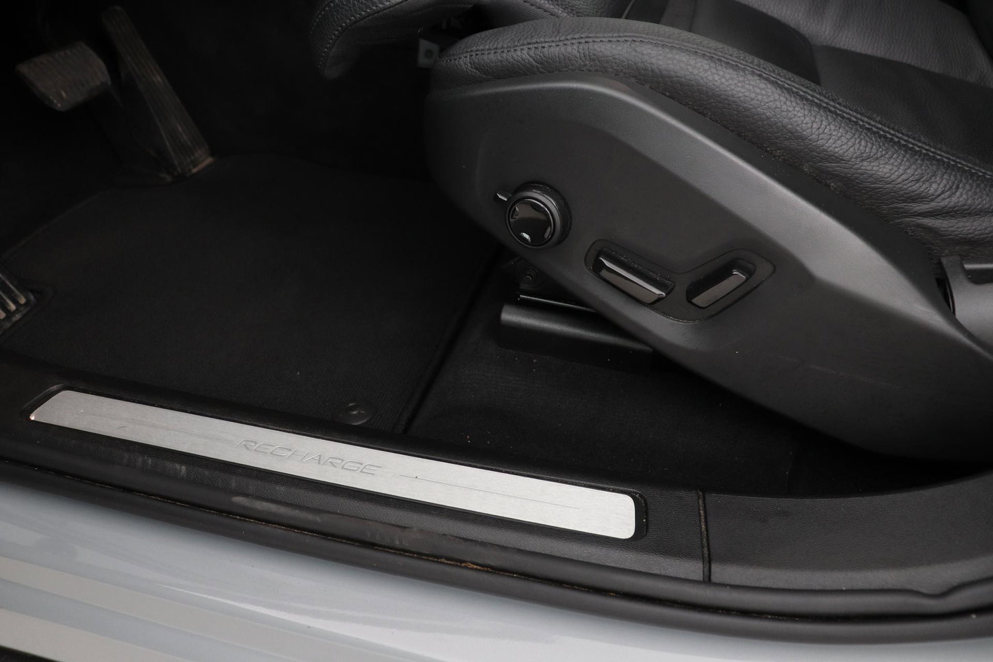 Volvo XC60 T6 Plus Dark | Panoramadak | Trekhaak | ACC | Pilot Assist | Memory | Stoel+Stuurverwarming | Keyless | Camera