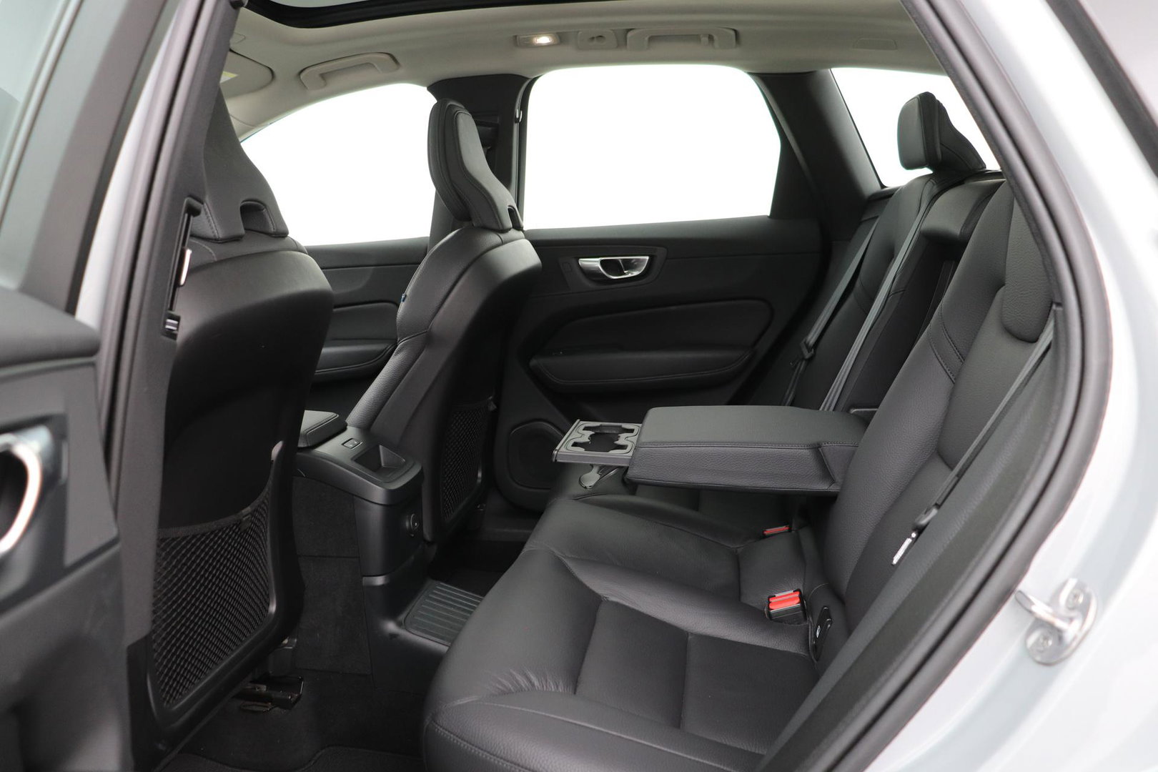 Volvo XC60 T6 Plus Dark | Panoramadak | Trekhaak | ACC | Pilot Assist | Memory | Stoel+Stuurverwarming | Keyless | Camera
