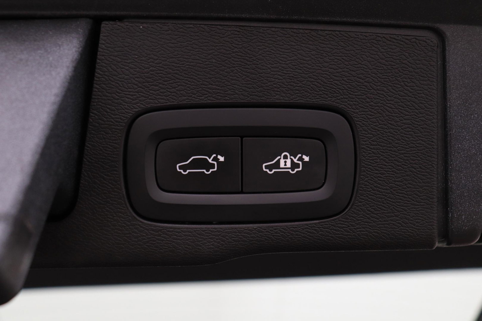 Volvo XC60 T6 Plus Dark | Panoramadak | Trekhaak | ACC | Pilot Assist | Memory | Stoel+Stuurverwarming | Keyless | Camera